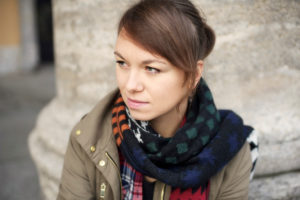 Junge Frau mit Zopf, Junge Frau mit Zopf,