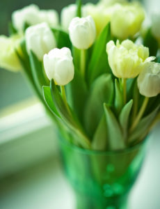 Tulpenstrauß in grüner Vase, Tulpenstrauß in grüner Vase,