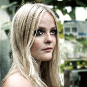 Blonde junge Frau schaut in die Ferne, Blonde junge Frau schaut in die Ferne,