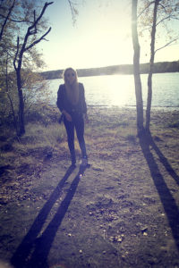 Junge Frau mit langem Schatten an See mit Gegenlicht, Junge Frau mit langem Schatten an See mit Gegenlicht,