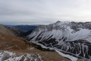 Die Hahntennjochstraße im Spätherbst mit Blick nach Süden Die Hahntennjochstraße im Spätherbst mit Blick nach Süden