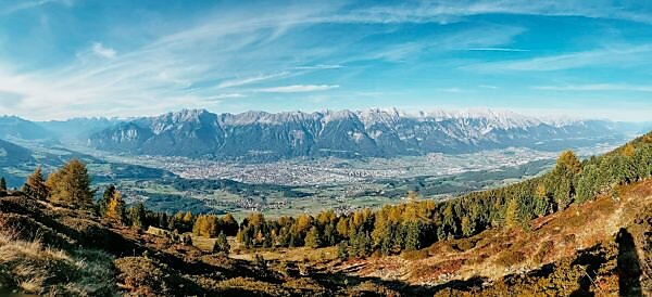 Unterwegs auf dem Tiroler Zirbenweg, Panoramaaufnahme des Karwendelmassivs Unterwegs auf dem Tiroler Zirbenweg, Panoramaaufnahme des Karwendelmassivs
