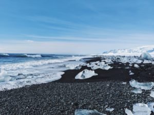 bizarre Eisformationen wurden am schwarzen Sandstrand des Diamond Beach angespühlt, Island bizarre Eisformationen wurden am schwarzen Sandstrand des Diamond Beach angespühlt, Island