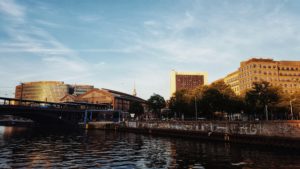 Blick auf verschiedene Berliner Bauwerke von der Spree aus: Bahnhof Friedrichstrasse, Berliner Fernsehturm, Internationales Handelszentrum Blick auf verschiedene Berliner Bauwerke von der Spree aus: Bahnhof Friedrichstrasse, Berliner Fernsehturm, Internationales Handelszentrum