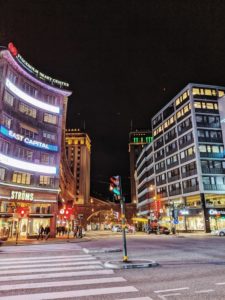 Strassenkreuzung in Norrmalm bei Nacht, Stockholm, Schweden Strassenkreuzung in Norrmalm bei Nacht, Stockholm, Schweden