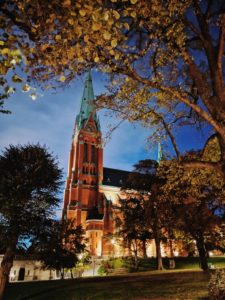 Sankt Johannes Kyrka bei Nacht im Stadtteil Norrmalm, Stockholm, Schweden Sankt Johannes Kyrka bei Nacht im Stadtteil Norrmalm, Stockholm, Schweden