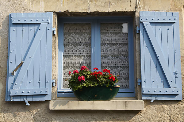 Bildagentur | mauritius images | Fenster mit Blumenkasten,
