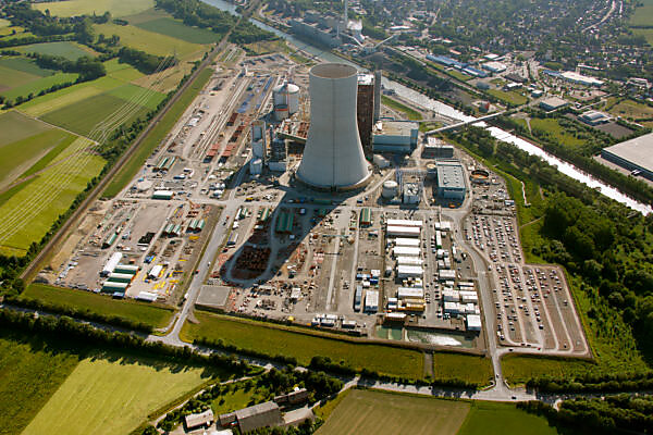 Bildagentur | mauritius images | Power plant facilities of the SWM  Heizkraftwerk Nord combined heat and power plant in the Munich district of  Unterfhring in the state of Bavaria