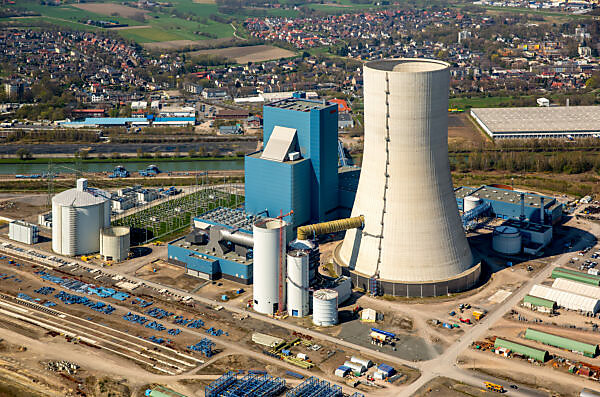 Bildagentur | mauritius images | Power plant facilities of the SWM  Heizkraftwerk Nord combined heat and power plant in the Munich district of  Unterfhring in the state of Bavaria