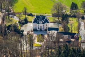Gartrop Castle is a moated castle in Hünxer district Gartrop -Bühl, Hünxe, Ruhr area, North Rhine-Westphalia, Germany Gartrop Castle is a moated castle in Hünxer district Gartrop -Bühl, Hünxe, Ruhr area, North Rhine-Westphalia, Germany