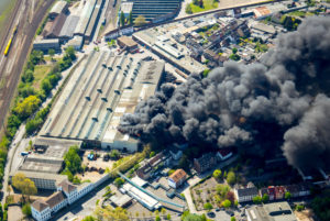 Aerial view of the fire at WDI in Hamm on Wilhelmstrasse. At Wilhelmstrasse, a WDI hall has been burning since about 12 o'clock. Since 2:25 pm, houses have been evacuated in the immediate vicinity. There are three injured. Wilhelmstrasse is closed between Otto-Brenner-Strasse and Schwarzer Weg. Aerial view of the fire at WDI in Hamm on Wilhelmstrasse. At Wilhelmstrasse, a WDI hall has been burning since about 12 o'clock. Since 2:25 pm, houses have been evacuated in the immediate vicinity. There are three injured. Wilhelmstrasse is closed between Otto-Brenner-Strasse and Schwarzer Weg.
