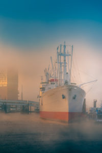 Deutschland, Hamburg, Elbe, Hafen, St. Pauli, Landungsbrücken, Elbphilharmonie, Cap San Diego. Deutschland, Hamburg, Elbe, Hafen, St. Pauli, Landungsbrücken, Elbphilharmonie, Cap San Diego.