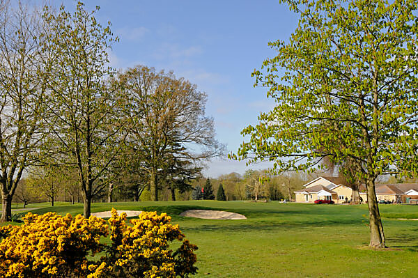 Bildagentur Mauritius Images View Of The Clubhouse With Club Flag Royal Mid Surrey Golf Club Richmond Surrey England