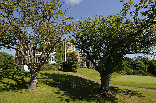 Bildagentur Mauritius Images View Of The Clubhouse With Club Flag Royal Mid Surrey Golf Club Richmond Surrey England