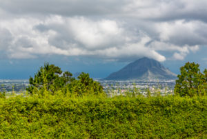 Aussicht auf die Berge Mont du Rempart und die Stadt Vacoas, Vulkankrater Trou aux Cerfs, Curepipe, Mauritius, Afrika, Indischer Ozean Aussicht auf die Berge Mont du Rempart und die Stadt Vacoas, Vulkankrater Trou aux Cerfs, Curepipe, Mauritius, Afrika, Indischer Ozean