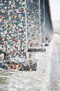 Europa, Schweiz, Basel, Traditionelle Veranstaltung, Basler Fasnacht, die größte der Schweiz, immaterielles Kulturerbe der Menschheit, Wettsteinbrücke nach der Cortège, Konfetti klebt auf Pfeilern und Fahrbahn Europa, Schweiz, Basel, Traditionelle Veranstaltung, Basler Fasnacht, die größte der Schweiz, immaterielles Kulturerbe der Menschheit, Wettsteinbrücke nach der Cortège, Konfetti klebt auf Pfeilern und Fahrbahn