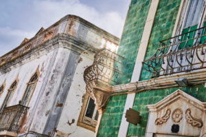 Europe, Portugal, Algarve, Litoral, Barlavento, Felsalgarve, Faro District, Lagos, Praca Luis de Camoes, old house facades, roof terrace with balustrade Europe, Portugal, Algarve, Litoral, Barlavento, Felsalgarve, Faro District, Lagos, Praca Luis de Camoes, old house facades, roof terrace with balustrade