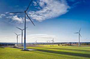 Energiewirtschaft, Windenergie, Windpark in Niedersachsen, Windräder auf landwirtschaftlichen Flächen, Landschaft mit Ackerbau Energiewirtschaft, Windenergie, Windpark in Niedersachsen, Windräder auf landwirtschaftlichen Flächen, Landschaft mit Ackerbau