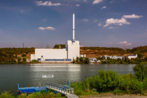 Energiewirtschaft, Atomenergie, stillgelegtes Kernkraftwerk, Siedewasserreaktor Krümmel an der Elbe, 1983 in Betrieb genommen, 2011 endgültige Stilllegung, Standort auf der Gemarkung Geesthacht in Schleswig-Holstein, gegenüber die Schiffsanlegestelle von Tespe in Niedersachsen Energiewirtschaft, Atomenergie, stillgelegtes Kernkraftwerk, Siedewasserreaktor Krümmel an der Elbe, 1983 in Betrieb genommen, 2011 endgültige Stilllegung, Standort auf der Gemarkung Geesthacht in Schleswig-Holstein, gegenüber die Schiffsanlegestelle von Tespe in Niedersachsen