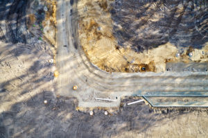 Strukturen, Spuren, Erdfarben, Infrastruktur, Erschließung eines Baugebiets, Straßenführung, von oben, abstrakt wirkende Formen Strukturen, Spuren, Erdfarben, Infrastruktur, Erschließung eines Baugebiets, Straßenführung, von oben, abstrakt wirkende Formen