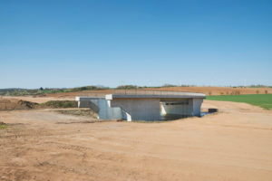 Infrastruktur, Bauwirtschaft, Straßenbau, Flächenverbrauch, Symbolbild, ausgeräumte Landschaft mit einsamer Brücke ohne Anbindung, Neubau der B85 in Thüringen Infrastruktur, Bauwirtschaft, Straßenbau, Flächenverbrauch, Symbolbild, ausgeräumte Landschaft mit einsamer Brücke ohne Anbindung, Neubau der B85 in Thüringen