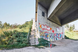 Architektur, Stadtraum, Öffentlicher Raum, Unter einer Brücke, Brückenpfeiler mit Graffiti, Brückenkopf mit Treppe, Friedrich-Ebert-Brücke in Lüneburg, Niedersachsen Architektur, Stadtraum, Öffentlicher Raum, Unter einer Brücke, Brückenpfeiler mit Graffiti, Brückenkopf mit Treppe, Friedrich-Ebert-Brücke in Lüneburg, Niedersachsen