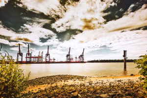 Deutschland, Norddeutschland, Hamburg, Altona, Hafenstadt, Seezollhafen, Elbe, Elbstrand, Container Terminal Burchardkai, dystopisch, Solastalgie Deutschland, Norddeutschland, Hamburg, Altona, Hafenstadt, Seezollhafen, Elbe, Elbstrand, Container Terminal Burchardkai, dystopisch, Solastalgie