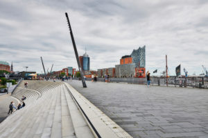 Deutschland, Norddeutschland, Hafenstadt, Hamburg, Elbpromenade, Treppenanlage, gestaltet von Zaha Hadid, mit Aussicht auf die Elbphilharmonie Deutschland, Norddeutschland, Hafenstadt, Hamburg, Elbpromenade, Treppenanlage, gestaltet von Zaha Hadid, mit Aussicht auf die Elbphilharmonie