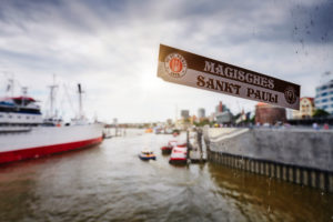 Deutschland, Norddeutschland, Hafenstadt, Hamburg, Seehafen, Elbe, Hamburger Hafen, Elbpromenade, Fenster der Überseebrücke, Aufkleber Magisches Sankt Pauli, Sonnenreflex, Hintergrundunschärfe Deutschland, Norddeutschland, Hafenstadt, Hamburg, Seehafen, Elbe, Hamburger Hafen, Elbpromenade, Fenster der Überseebrücke, Aufkleber Magisches Sankt Pauli, Sonnenreflex, Hintergrundunschärfe