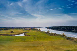 Deutschland, Norddeutschland, Niedersachsen, Uferlandschaft, Elbtal, Elbe, Ufer bei Hohnstorf, Luftaufnahme, Aue mit Teich, Uferverlauf, Blickrichtung flussabwärts, Fernblick, Horizont Deutschland, Norddeutschland, Niedersachsen, Uferlandschaft, Elbtal, Elbe, Ufer bei Hohnstorf, Luftaufnahme, Aue mit Teich, Uferverlauf, Blickrichtung flussabwärts, Fernblick, Horizont