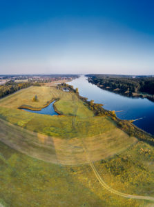 Deutschland, Norddeutschland, Niedersachsen, Uferlandschaft, Elbtal, Elbe, Ufer bei Hohnstorf, Luftaufnahme, Aue mit Teich, Uferverlauf, Blickrichtung flussabwärts, Fernblick, Horizont, Deutschland, Norddeutschland, Niedersachsen, Uferlandschaft, Elbtal, Elbe, Ufer bei Hohnstorf, Luftaufnahme, Aue mit Teich, Uferverlauf, Blickrichtung flussabwärts, Fernblick, Horizont,