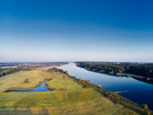 Deutschland, Norddeutschland, Niedersachsen, Elbe, Uferlandschaft, Elbtal, Ufer bei Hohnstorf, Luftaufnahme, Aue mit Teich, Uferverlauf, Blickrichtung flussabwärts, Fernblick, Horizont Deutschland, Norddeutschland, Niedersachsen, Elbe, Uferlandschaft, Elbtal, Ufer bei Hohnstorf, Luftaufnahme, Aue mit Teich, Uferverlauf, Blickrichtung flussabwärts, Fernblick, Horizont