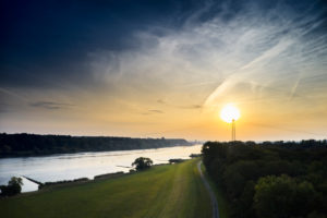 Uferlandschaft, Elbtalaue, Deutschland, Norddeutschland, Niedersachsen, Elbe, Ufer bei Hohnstorf, Luftaufnahme, Blickrichtung flussaufwärts, goldene Stunde, Sonne steht hinter dem Mast einer Hochspannungsleitung Uferlandschaft, Elbtalaue, Deutschland, Norddeutschland, Niedersachsen, Elbe, Ufer bei Hohnstorf, Luftaufnahme, Blickrichtung flussaufwärts, goldene Stunde, Sonne steht hinter dem Mast einer Hochspannungsleitung