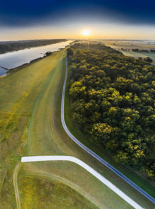 Uferlandschaft, Elbtal, Deutschland, Norddeutschland, Niedersachsen, Elbe, Ufer bei Hohnstorf, Luftaufnahme, goldene Stunde, Sonnenaufgang, Flussaue, Wald und Wirtschaftswege, Blickrichtung flussaufwärts, Uferlandschaft, Elbtal, Deutschland, Norddeutschland, Niedersachsen, Elbe, Ufer bei Hohnstorf, Luftaufnahme, goldene Stunde, Sonnenaufgang, Flussaue, Wald und Wirtschaftswege, Blickrichtung flussaufwärts,