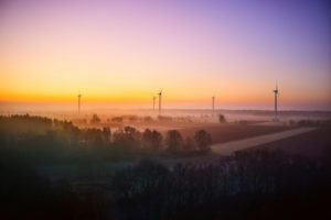 Landschaft, Elbtal, Deutschland, Norddeutschland, Niedersachsen, Elbvorland bei Hohnstorf, Luftaufnahme bei Sonnenaufgang, goldene Stunde, farbiger Himmel, Wiesen im Morgennebel, Windräder Landschaft, Elbtal, Deutschland, Norddeutschland, Niedersachsen, Elbvorland bei Hohnstorf, Luftaufnahme bei Sonnenaufgang, goldene Stunde, farbiger Himmel, Wiesen im Morgennebel, Windräder
