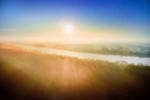 Naturlandschaft, Deutschland, Norddeutschland, Mecklenburg-Vorpommern, Elbe bei Lauenburg, Luftaufnahme bei Sonnenaufgang, goldene Stunde, farbiger Himmel, Wald und Wiesen im Morgennebel, Blick Richtung Grünendeich in Niedersachsen Naturlandschaft, Deutschland, Norddeutschland, Mecklenburg-Vorpommern, Elbe bei Lauenburg, Luftaufnahme bei Sonnenaufgang, goldene Stunde, farbiger Himmel, Wald und Wiesen im Morgennebel, Blick Richtung Grünendeich in Niedersachsen