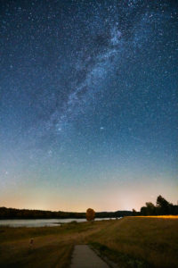 Nachtaufnahme, Himmelsgewölbe, Galaxie Milchstraße, Sternenhimmel zur Zeit der Perseiden, Meteorstrom, Deutschland, Norddeutschland, Niedersachsen, Elbtal, Elbufer bei Barförde, flussaufwärts, Nachtaufnahme, Himmelsgewölbe, Galaxie Milchstraße, Sternenhimmel zur Zeit der Perseiden, Meteorstrom, Deutschland, Norddeutschland, Niedersachsen, Elbtal, Elbufer bei Barförde, flussaufwärts,
