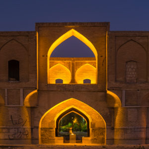 Si-o-se Pol, genannt 33 Bogen Brücke in Isfahan zur blauen Stunde mit Beleuchtung Si-o-se Pol, genannt 33 Bogen Brücke in Isfahan zur blauen Stunde mit Beleuchtung