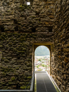 Ruine des Restiturmes in Meiringen im Berner Oberland Ruine des Restiturmes in Meiringen im Berner Oberland
