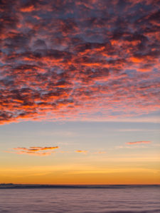 Sonnenuntergang über dem Nebelmeer auf dem Uetliberg bei Zürich mit Wolkenstimmung Sonnenuntergang über dem Nebelmeer auf dem Uetliberg bei Zürich mit Wolkenstimmung