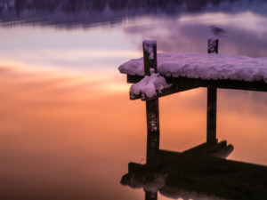 Spiegelung des Sonnenaufgangs im Pfäffikersee mit schneebedecktem Bootssteg Spiegelung des Sonnenaufgangs im Pfäffikersee mit schneebedecktem Bootssteg