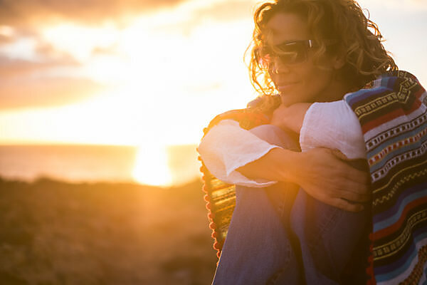 Bildagentur Mauritius Images Junge Frau Am Strand Bei Goldenem Sonnenuntergang Mit Mexikanischem Poncho Halbportrait