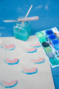 DIY wrapping paper with potato print DIY wrapping paper with potato print