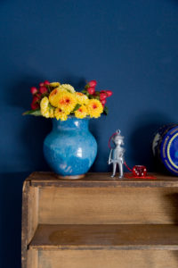 Blumenvase und Requisiten aus dem Kinderzimmer als Dekoration Blumenvase und Requisiten aus dem Kinderzimmer als Dekoration