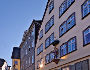 Europa, Deutschland, Hessen, Lahn-Dill-Kreis, Lahn-Dill-Bergland, Wetzlar, Altstadt am Kornmarkt, ehemaliges Postpalais von Thurn und Taxis (1759), Kaiserfigur Europa, Deutschland, Hessen, Lahn-Dill-Kreis, Lahn-Dill-Bergland, Wetzlar, Altstadt am Kornmarkt, ehemaliges Postpalais von Thurn und Taxis (1759), Kaiserfigur