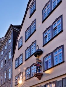 Europa, Deutschland, Hessen, Lahn-Dill-Kreis, Lahn-Dill-Bergland, Wetzlar, Altstadt am Kornmarkt, ehemaliges Postpalais von Thurn und Taxis (1759), Kaiserfigur Europa, Deutschland, Hessen, Lahn-Dill-Kreis, Lahn-Dill-Bergland, Wetzlar, Altstadt am Kornmarkt, ehemaliges Postpalais von Thurn und Taxis (1759), Kaiserfigur