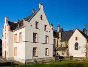 Europa, Deutschland, Hessen, Lahn-Dill-Kreis, Lahn-Dill-Bergland, Wetzlar, kath. Pfarrei mit Stiftskirche (Dom) und Michaelskapelle an der Goethestraße, Blick von Süden Europa, Deutschland, Hessen, Lahn-Dill-Kreis, Lahn-Dill-Bergland, Wetzlar, kath. Pfarrei mit Stiftskirche (Dom) und Michaelskapelle an der Goethestraße, Blick von Süden
