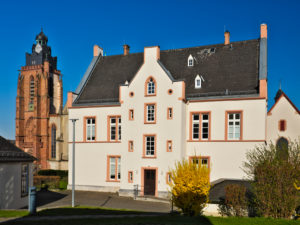 Europa, Deutschland, Hessen, Lahn-Dill-Kreis, Lahn-Dill-Bergland, Wetzlar, kath. Pfarrei mit Stiftskirche (Dom) und Michaelskapelle an der Goethestraße, Blick von Süden Europa, Deutschland, Hessen, Lahn-Dill-Kreis, Lahn-Dill-Bergland, Wetzlar, kath. Pfarrei mit Stiftskirche (Dom) und Michaelskapelle an der Goethestraße, Blick von Süden