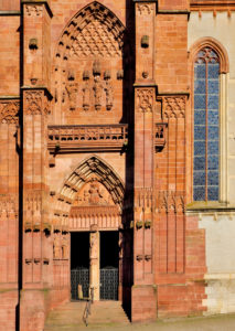 Europa, Deutschland, Hessen, Lahn-Dill-Kreis, Lahn-Dill-Bergland, Wetzlar, Stiftskirche St. Maria am Domplatz, Blick zum Südportal, gotische Turmfront Europa, Deutschland, Hessen, Lahn-Dill-Kreis, Lahn-Dill-Bergland, Wetzlar, Stiftskirche St. Maria am Domplatz, Blick zum Südportal, gotische Turmfront