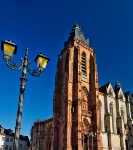 Europa, Deutschland, Hessen, Lahn-Dill-Kreis, Lahn-Dill-Bergland, Wetzlar, Stiftskirche St. Maria am Domplatz, Blick zum Südportal, gotische Turmfront Europa, Deutschland, Hessen, Lahn-Dill-Kreis, Lahn-Dill-Bergland, Wetzlar, Stiftskirche St. Maria am Domplatz, Blick zum Südportal, gotische Turmfront